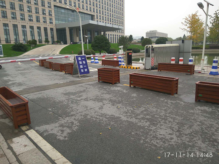 平湖市行政中心，市委市政府門口木紋鋁合金花箱