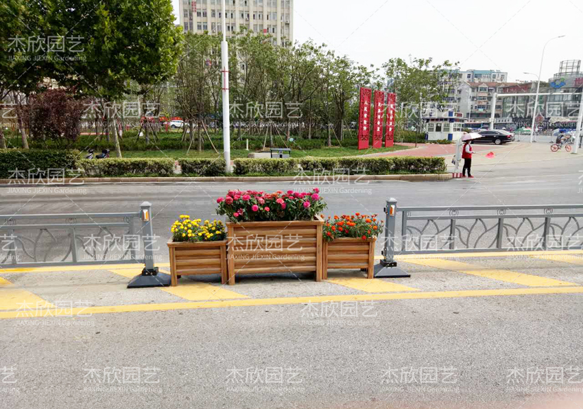 為什么大家都選擇護(hù)欄花箱？